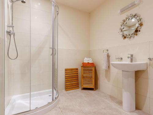 uma casa de banho com um chuveiro e um lavatório. em 3 Bed in Perth ROWPE em Errol