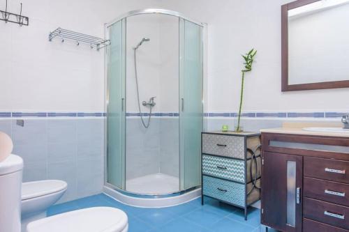 Un baño con ducha, inodoro y lavabo. en Villa Noe Cabo de Gata, en Níjar