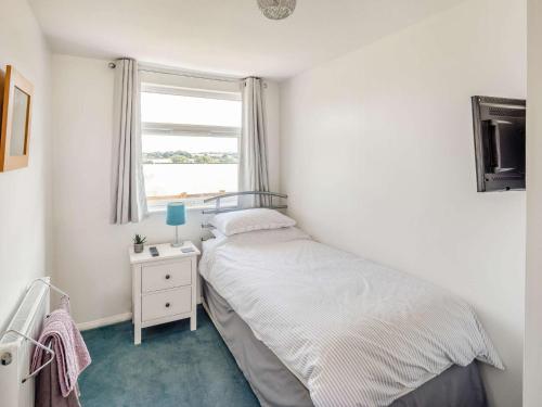 a small bedroom with a bed and a window at 3 Bed in Thame 88963 in Shabbington