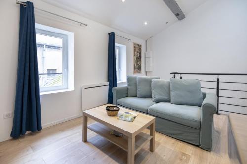 un salon avec un canapé et une table dans l'établissement La Nuit Etoilée, à Thionville