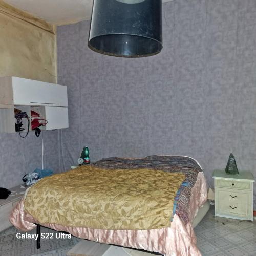 ein Schlafzimmer mit einem Bett und einem schwarzen Licht in der Unterkunft Nunzia in Gragnano