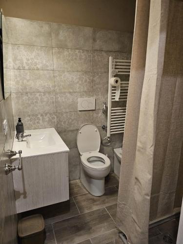Ένα μπάνιο στο HomeStory 3 via Idice 103 Pizzano BO