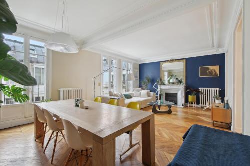 un salon avec une table et des chaises jaunes dans l'établissement Appartement Familial 7 personnes -Entre Opéra et Montmartre by Weekome, à Paris