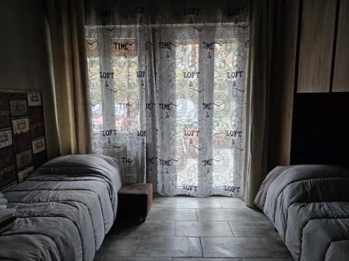 Ένα ή περισσότερα κρεβάτια σε δωμάτιο στο HomeStory 3 via Idice 103 Pizzano BO