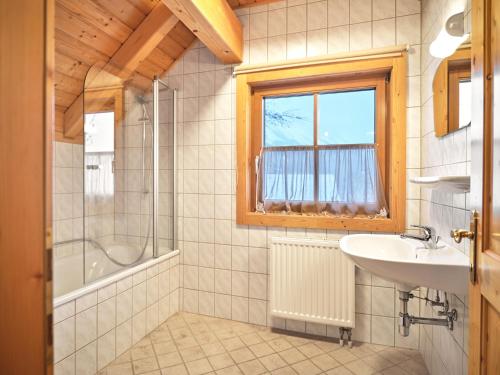 Bilik mandi di Alpenglück Chalet Schladming - Dachstein by AA Holiday Homes
