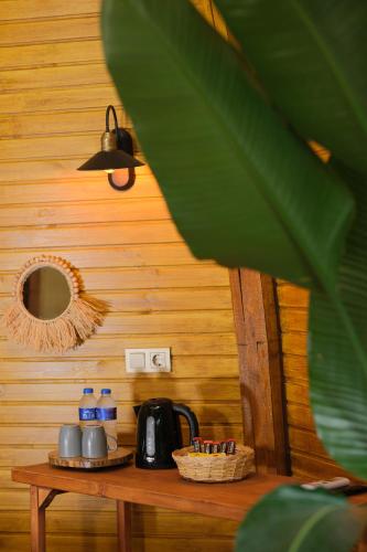 uma mesa com uma máquina de café em cima em Rain Sapanca em Sakarya