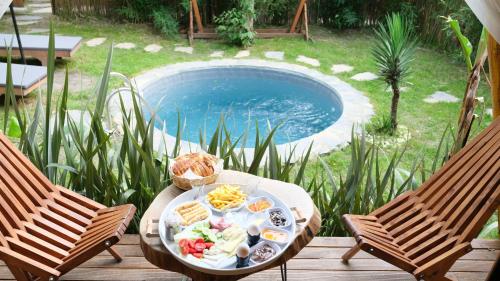 - un plateau de nourriture sur une table près de la piscine dans l'établissement Rain Sapanca, à Sakarya