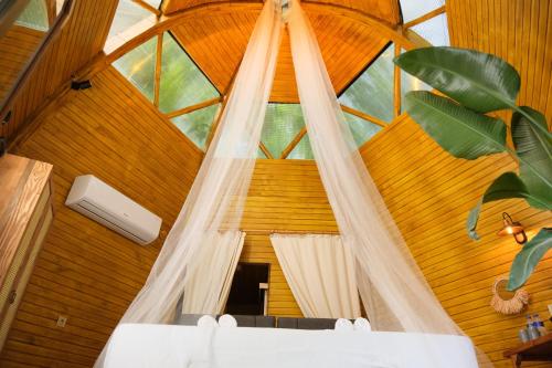 een kamer met een plafond en een raam bij Rain Sapanca in Sakarya
