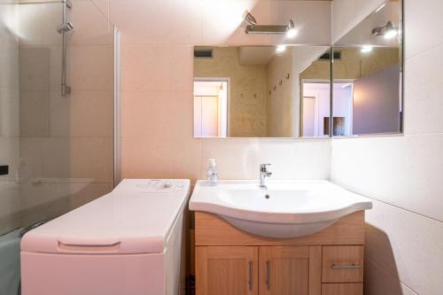a bathroom with a sink and a mirror at Le Goléon - pistes accessibles à pied in La Toussuire