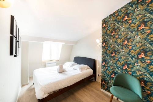 a bedroom with a bed with a floral wallpaper at Nid douillet avec vue in Lyon