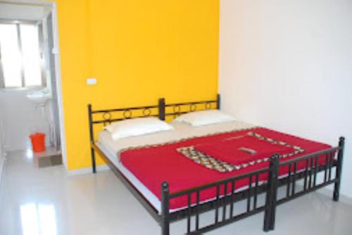 Ένα ή περισσότερα κρεβάτια σε δωμάτιο στο Sun Park Home Stay Malvan