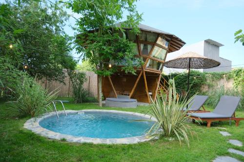 - une petite piscine dans une cour avec une maison dans l'établissement Rain Sapanca, à Sakarya