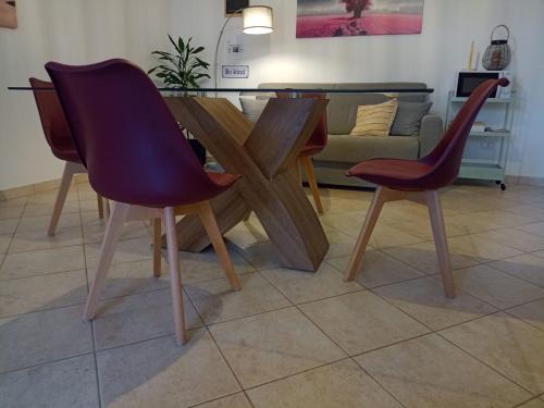 比吉維奇的住宿－Kite Village Solaris，客厅配有一张木桌和两把椅子