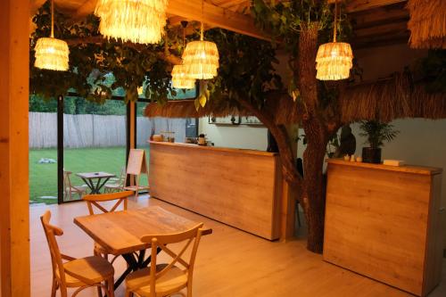 um restaurante com mesa, cadeiras e lustres em Rain Sapanca em Sakarya