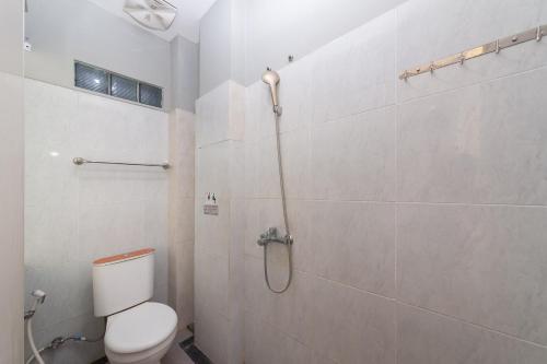 y baño con aseo y ducha. en Urbanview Hotel Ellegan Residence Alam Sutera Serpong, en Kampungklapa 2