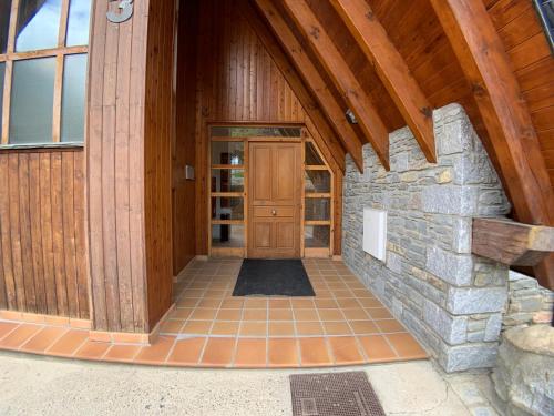 pasillo de un edificio con puerta de madera en C18 - Alojamiento Mirador de Cerler - Villmor, en Cerler