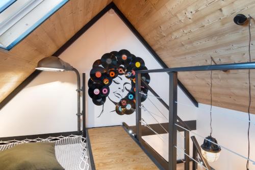 une chambre dans une maison avec une horloge sur le mur dans l'établissement La Maison de Treminou, à Plomeur