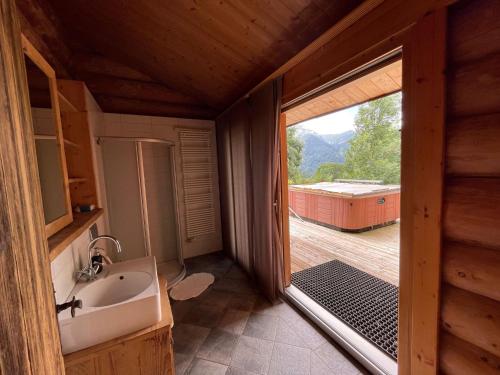 格里翁的住宿－CHALET RONDIN，一间带水槽和大窗户的浴室