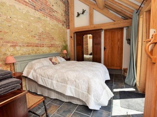 um quarto com uma cama e uma parede de tijolos em 2 Bed in Dorchester 41364 em Ansty