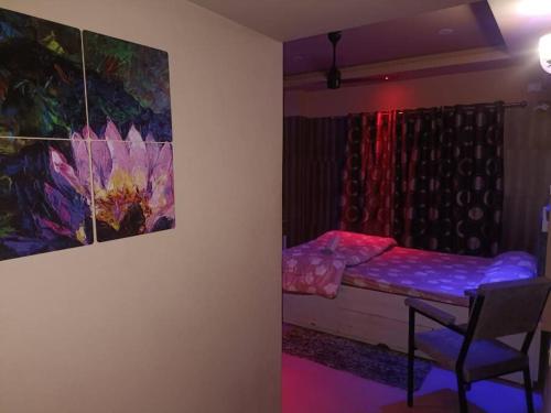 Your Right Place في غاواهاتي: غرفة بسرير ودهان على الحائط