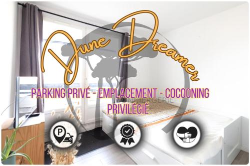 un panneau indiquant un restaurant à roues sur une fenêtre dans l'établissement Dune Dreamer - Appartement beach front, à Seignosse