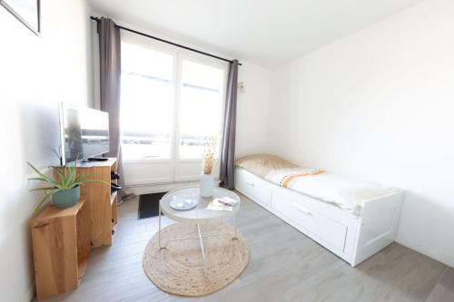 un salon avec un lit et une table dans l'établissement Dune Dreamer - Appartement beach front, à Seignosse