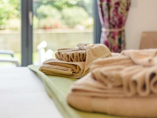 um grupo de toalhas sentadas em cima de uma mesa em 3 Bed in Westward Ho 46252 em Northam