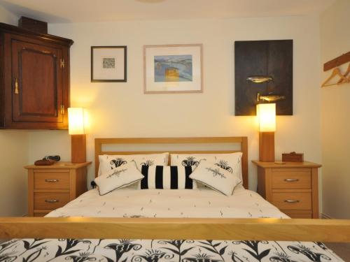 a bedroom with a bed with two pillows on it at 1 Bed in Stow-on-the-Wold 44932 in Naunton