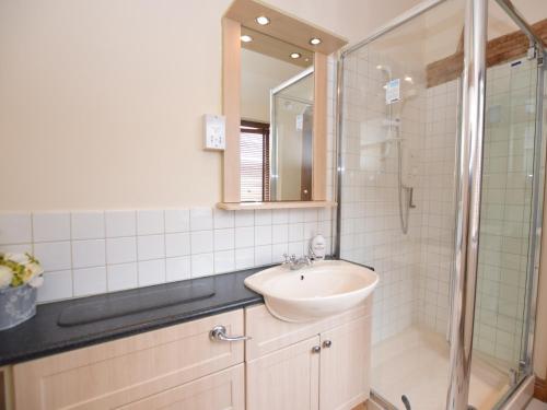 La salle de bains est pourvue d'un lavabo et d'une douche. dans l'établissement 1 bed property in Banbury Cotswolds CC012, à Shotteswell