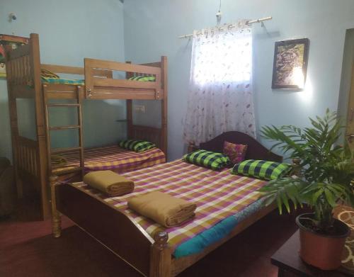 Postel nebo postele na pokoji v ubytování Navilu Kallu Homestay by StayApart