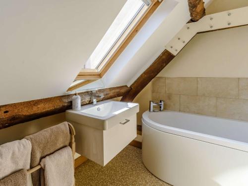 a bathroom with a sink and a bath tub at 2 bed in Thame CC068 in Shabbington
