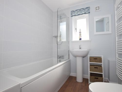 biała łazienka z umywalką, wanną i toaletą w obiekcie 2 Bed in Bideford 49224 w mieście Bideford