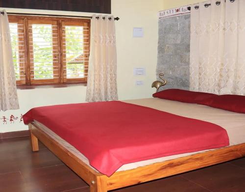 Postel nebo postele na pokoji v ubytování Navilu Kallu Homestay by StayApart