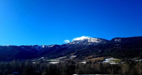 a view of a mountain with a snow covered mountain at Charda Spa in Seyne