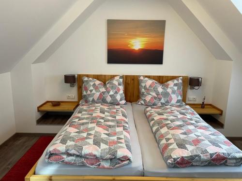 een slaapkamer met 2 bedden op een zolder bij Ferienhaus Holzer in Mönichwald