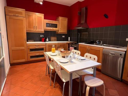 uma cozinha com uma mesa branca e cadeiras em Appartement spacieux et calme à Aix en Provence em Aix-en-Provence