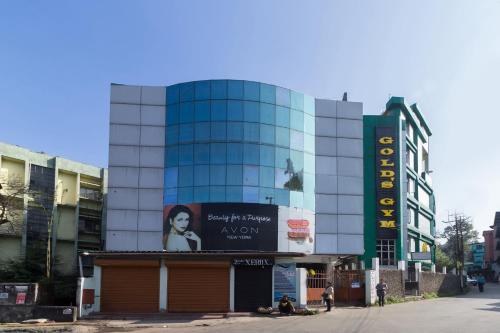 een gebouw met een billboard aan de zijkant bij OYO Flagship Balaji Guest House in Shillong