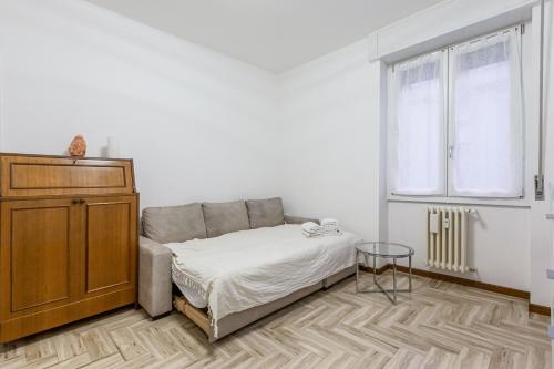 - une petite chambre avec un lit et une table dans l'établissement [AFFORI CENTRO METRO] Appartamento con camera e cucina, à Milan