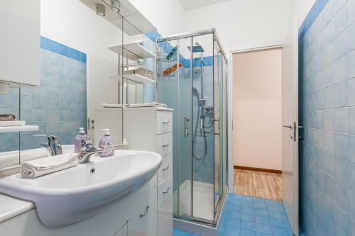 La salle de bains est pourvue d'un lavabo et d'une douche. dans l'établissement [AFFORI CENTRO METRO] Appartamento con camera e cucina, à Milan