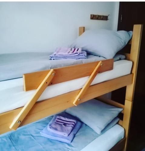 Ce lit superposé se trouve dans un dortoir doté d'oreillers. dans l'établissement Apartman Miloš na Kopaoniku, à Raška