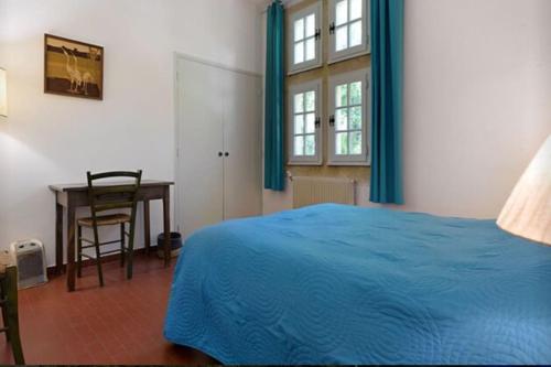 艾馬爾格的住宿－Château Teillan-Porte Italienne，卧室配有1张床、1张桌子和1把椅子