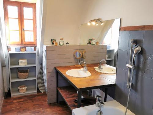 La salle de bains est pourvue de 2 lavabos et d'un miroir. dans l'établissement Maison de vacances 9 personnes avec piscine, à Saint-Amand-de-Coly