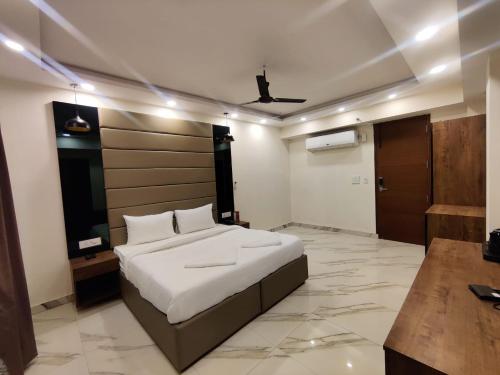 ein Schlafzimmer mit einem großen Bett in einem Zimmer in der Unterkunft PK Boutique Hotel in Noida