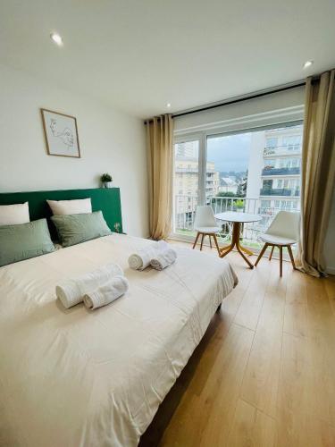 una camera da letto con un grande letto con due asciugamani di Appartement centre historique a Mulhouse