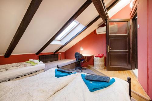 Katil atau katil-katil dalam bilik di Gul Baba Saray Apartments