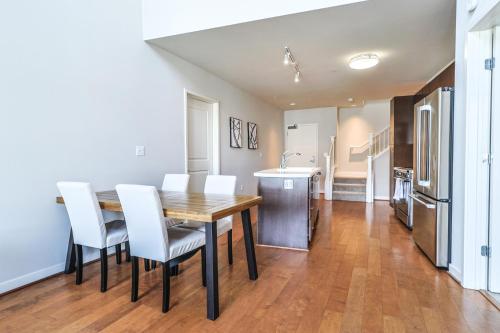 een keuken en eetkamer met een houten tafel en witte stoelen bij Priceless & Comfy 3BDR & 3BTH LA in Los Angeles
