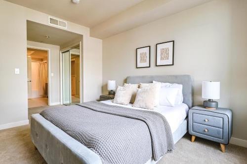 een slaapkamer met een groot bed met een blauw nachtkastje en 2 lampen bij Priceless & Comfy 3BDR & 3BTH LA in Los Angeles