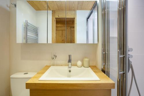 La salle de bains est pourvue d'un lavabo et de toilettes. dans l'établissement Résidence Améthystes A2 ski in ski out - Happy Rentals, à Chamonix-Mont-Blanc