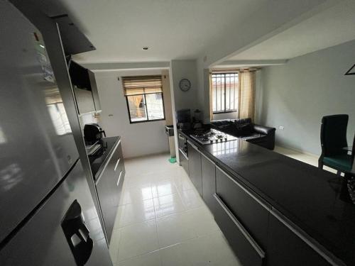 - une vue aérienne sur une cuisine et un salon dans l'établissement Hermoso y amplio apartamento en Niquia, à Bello