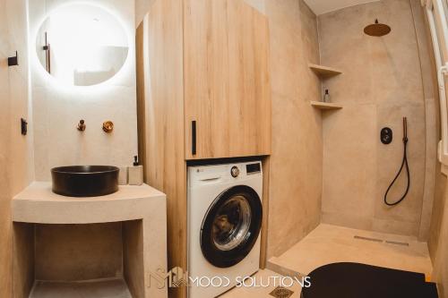 een wasruimte met een wasmachine en een wastafel bij FirstLineSkg6 Moodsolutions Living in Thessaloniki